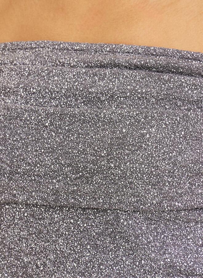 ستايلي بلوزة بأكتاف مكشوفة وتفاصيل براقة - Image 3